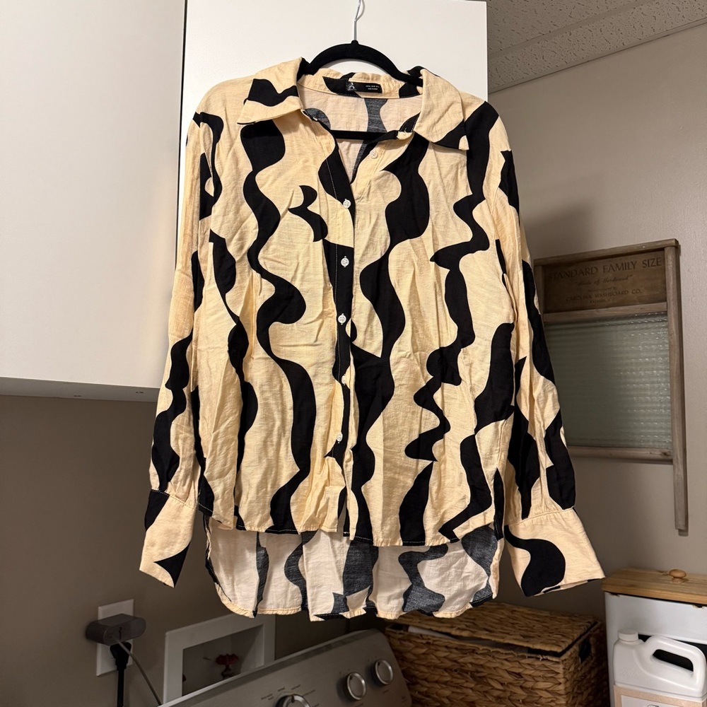 Anewsta tan and black wave blouse